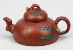 Teekanne Teapot Yixing/China, Mitte 20. Jahrhundert. Ton. Grün und gelb bemalt. H. 9,5 cm.