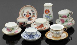7 unterschiedliche Mokkatassen und 1 Vase Staatliche Porzellan Manufaktur, Meissen. - Blumenbukett