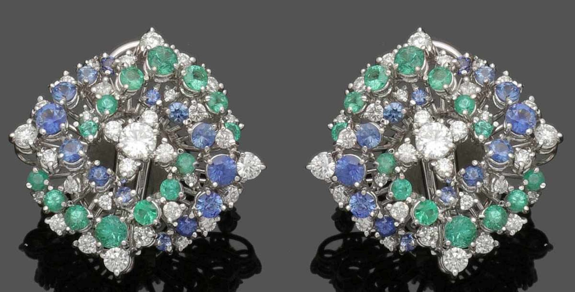Paar Ohrstecker mit Brillanten, Saphiren und Smaragden A pair of diamond, sapphire and emerald