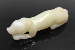 Jadeschnitzerei als Schwein Jade Carving "Pig" China, 19. Jahrhundert. Jade. L. 13,5 cm. Gew. 260 g.