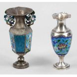 2 Ziervasen Decorative Vases China, um 1900. Silber. Emailmalerei. H. bis 18,5 cm. Ungemarkt. -