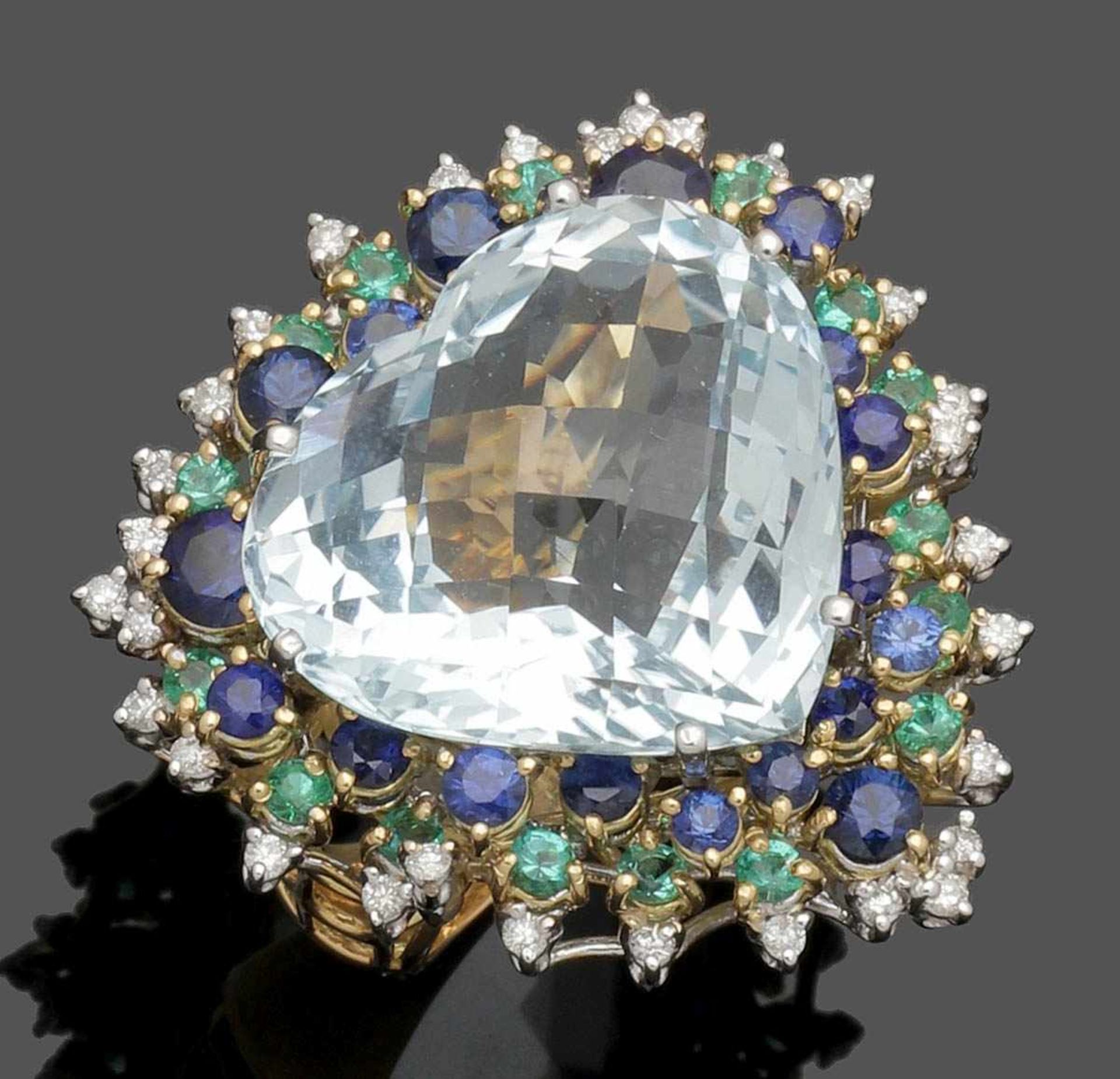Dekorativer Damenring mit einem Aquamarinherz A Lady's heart-shaped aquamarine ring 750er GG,