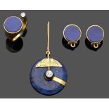 Paar Ohrstecker, ein Ring und ein Anhänger mit Lapislazuli A set of lapis lazuli jewelry Hannover,