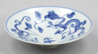 Flache Schale mit Drachendekor Plane Bowl with Dragon Decoration China, um 1900. Porzellan. Blaue