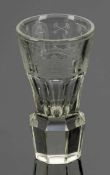 Logenglas sog. Kanone 2. Hälfte 19. Jahrhundert. Farbloses Glas. 8fach facettierter Fuß und