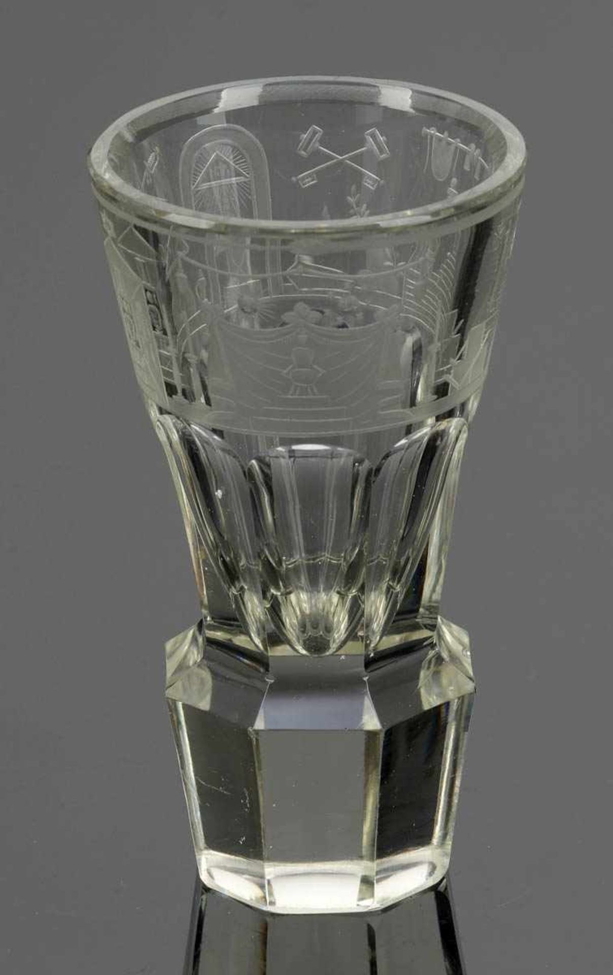 Logenglas sog. Kanone 2. Hälfte 19. Jahrhundert. Farbloses Glas. 8fach facettierter Fuß und