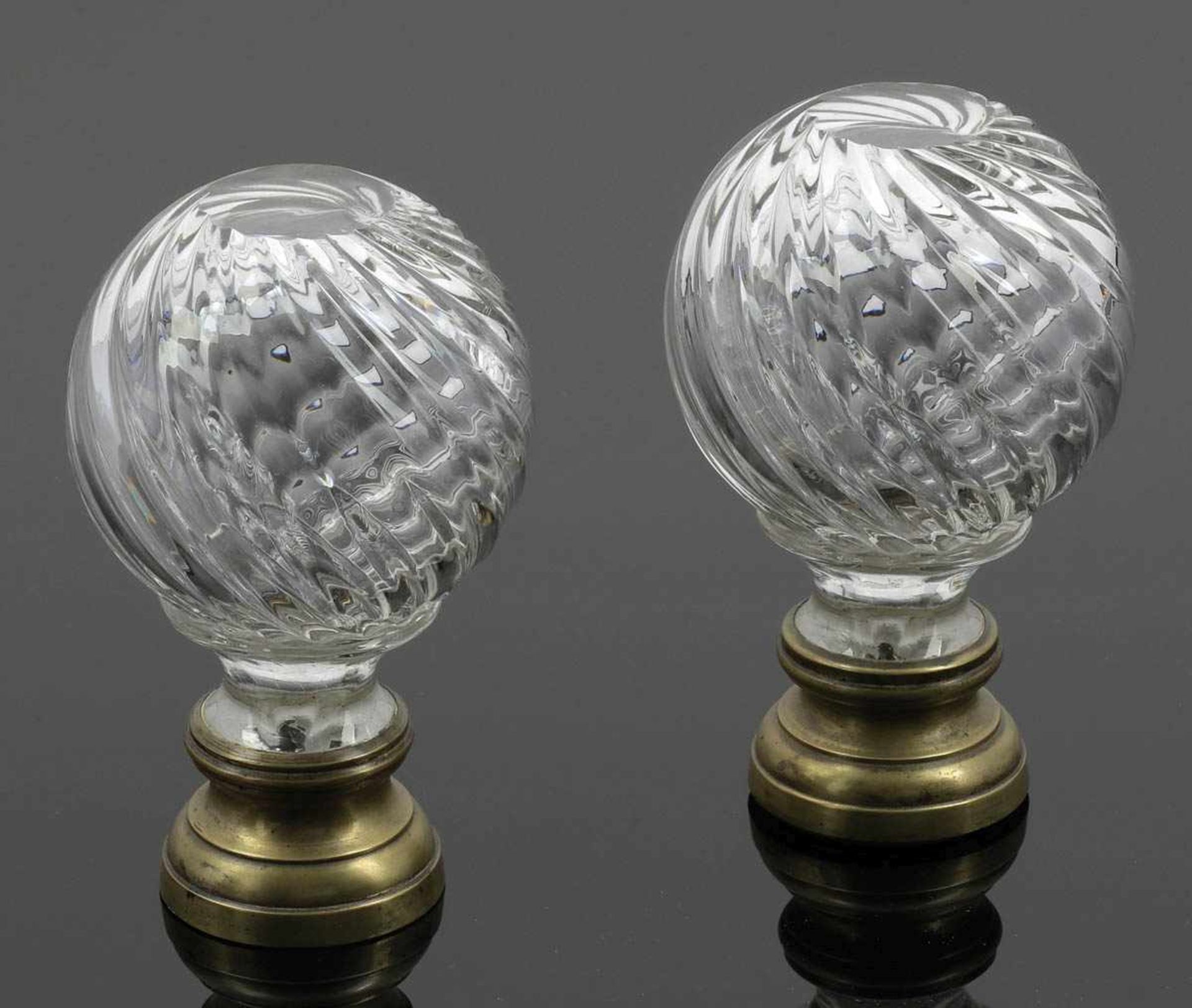 Paar Glaskugeln mit Messingfassung als Knauf für Gardinenstange Um 1900. Farblosem Glas, optisch