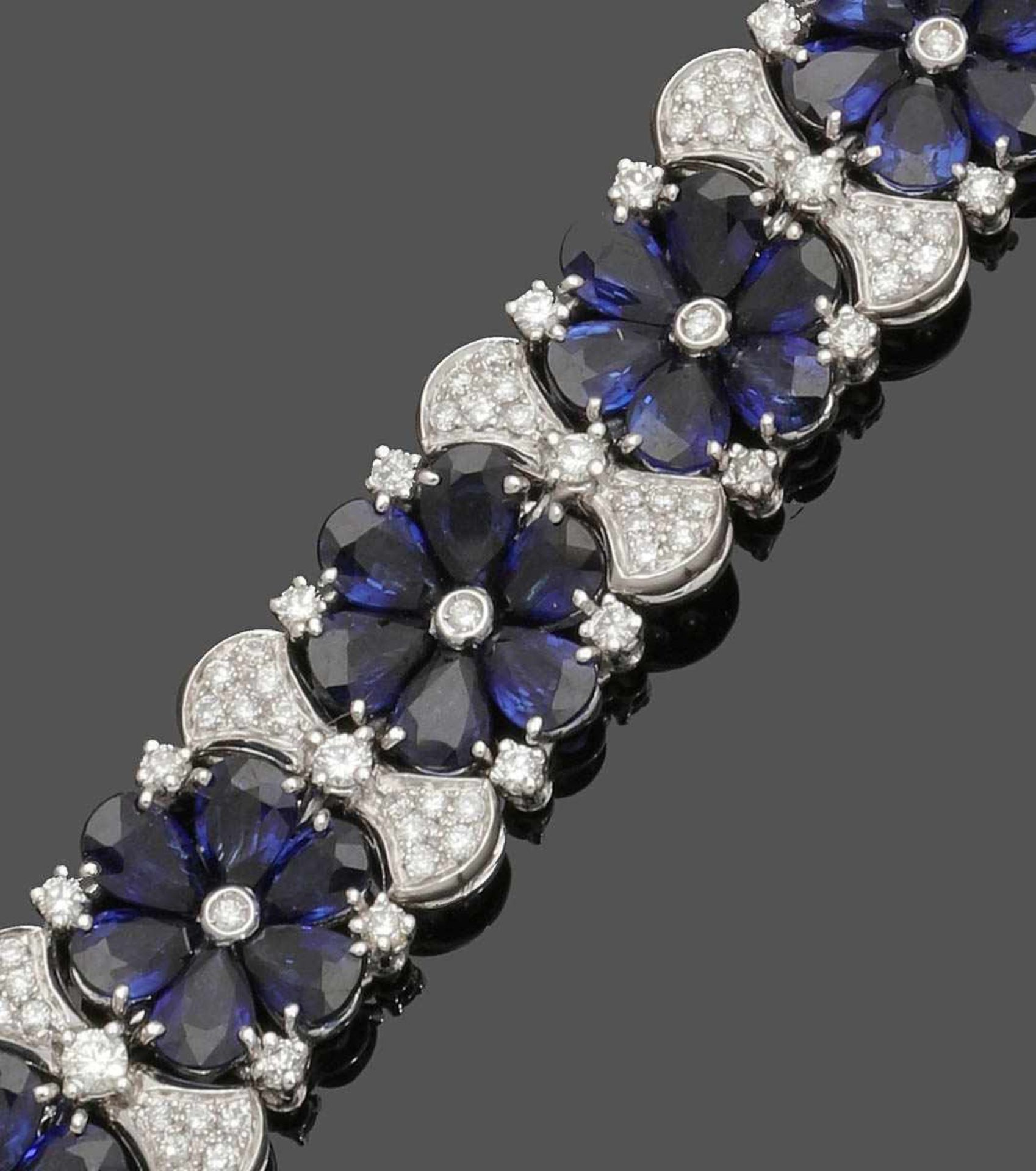 Armband mit Blüten aus Saphiren und Brillanten A sapphire and diamond bracelet 750er WG, gestemp. 72
