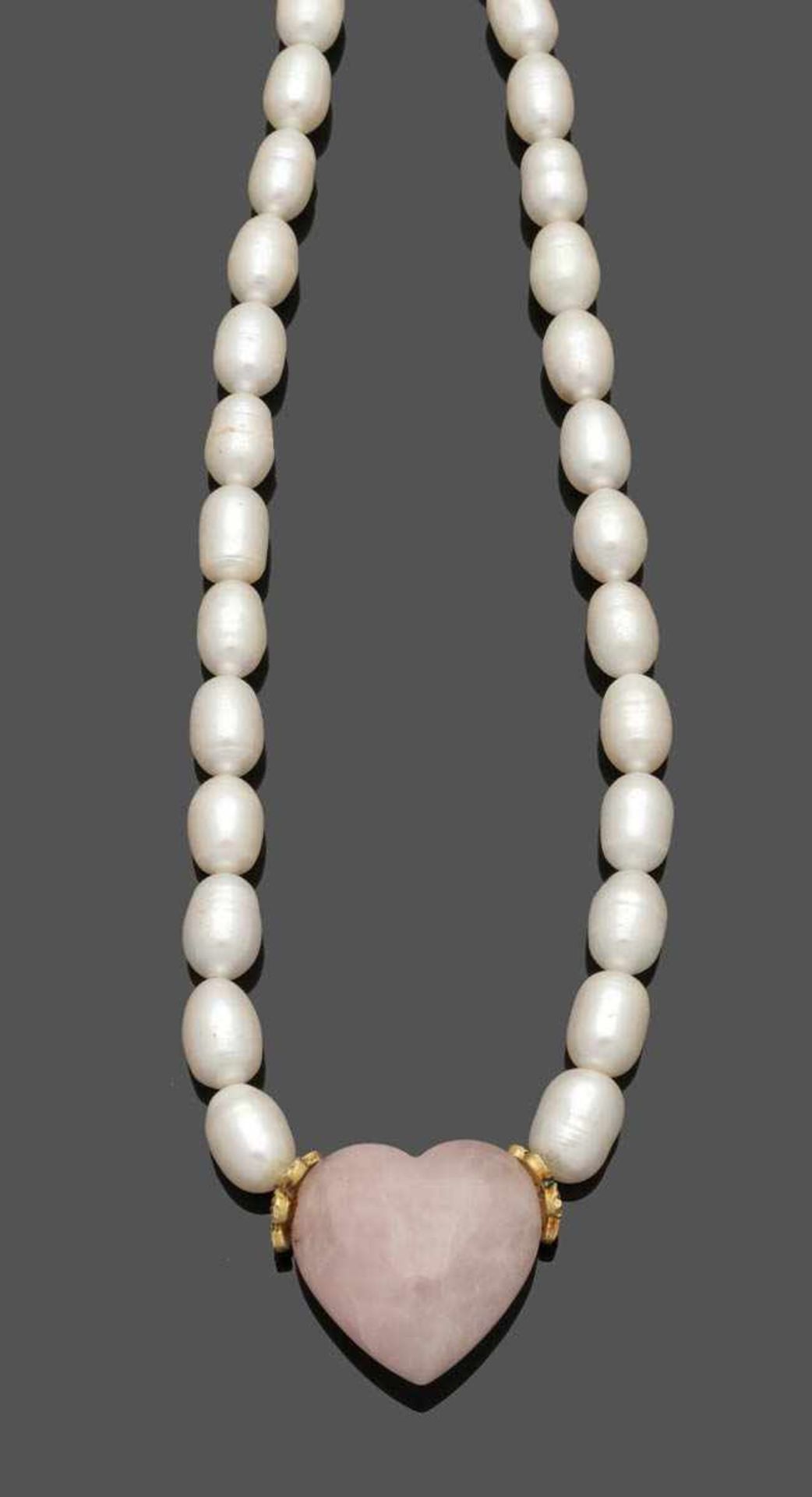 Perlencollier mit einem Herz aus Rosenquarz A pearl and rose quartz necklace Metall, vergoldet. 30 - Bild 2 aus 2