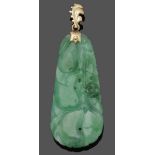 Jadeitanhänger A jadeite-pendant 585er GG, ungestemp. 1 geschnittenes Stück Jadeit (40 x 18 mm). 5 x