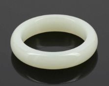 Jadearmreif Jade Bracelet China. Jade. D. 8,5 cm (innen 6,5 cm). Gew. 95,5 g.