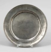 Teller Plate Wohl 17. Jahrhundert. Zinn. D. 27,5 cm. Punzen verschlagen. Auf der Fahne mit Monogramm