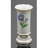 Vase Staatliche Porzellan Manufaktur, Meissen 1957-1972. - Blume - Porzellan, weiß, glasiert.