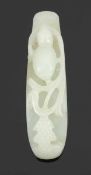 Jadeschnitzerei als Anhänger Jade Pendant China. Jade. H. 7,5 cm. Gew. 73,5 g. Vollplastisch