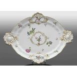 Ovale Platte mit Muschelgriffen Meissen, um 1780. - Relief mit Knospen in Flechtmuster: Blumen -