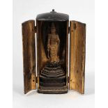 Reisebuddha Small Buddha Statue Japan, 19. Jahrhundert. Holz. Gold gefasst. Lackkästchen. H. 13,5