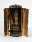Reisebuddha Small Buddha Statue Japan, 19. Jahrhundert. Holz. Gold gefasst. Lackkästchen. H. 13,5