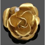Brosche als Rosenblüte A diamond brooch in shape of a rose 750er GG, gestemp. Punze: Juweliersmarke.