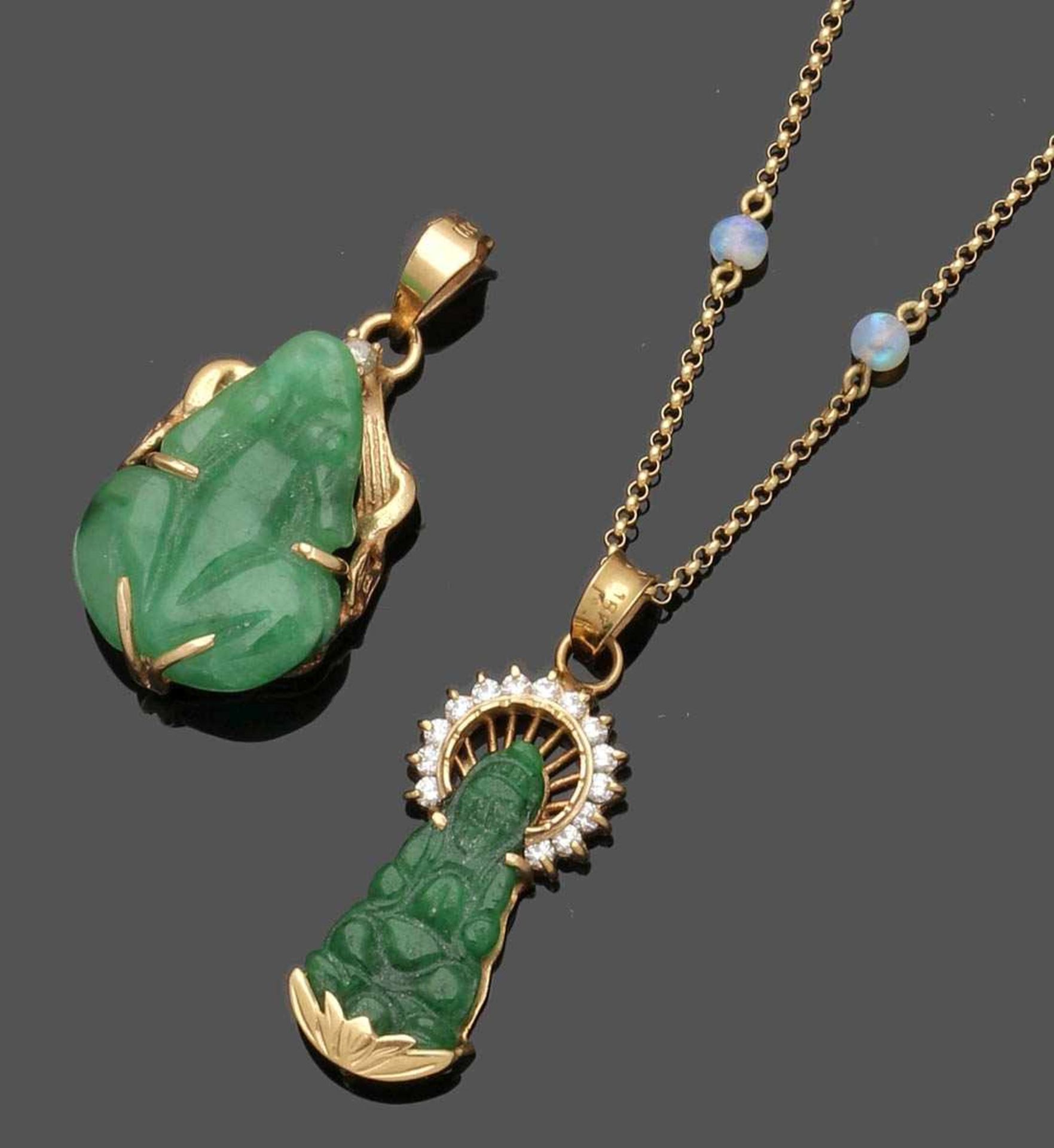Zwei Jadeitanhänger "Göttin" und "Frosch" Two jadeite pendants, one necklace with opal 750er GG,