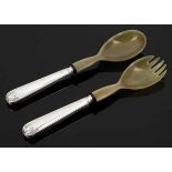 2tlg. Salatbesteck mit Muscheldekor / Pair of Salad Servers 800er silber. Punzen: Herst.-Marke, 800.