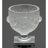 Vase Elisabeth Lalique, Wingen-sur-Moder. Farbloses Glas, formgepresst, z. T. mattiert. Unter dem