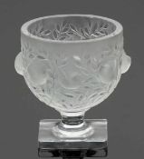Vase Elisabeth Lalique, Wingen-sur-Moder. Farbloses Glas, formgepresst, z. T. mattiert. Unter dem