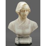 Bildhauer um 1900 - Damenbüste - Grauer Alabaster. Alabastersockel mit schwarzen Einschlüssen. H. 53