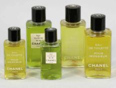 5 Flakons Chanel, Paris. - Eau de Toilette No 19 (2), Eau de Toilette Pour Monsieur (2), Eau De