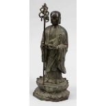 Stehender Mönch mit Stab Standing Monk with Rod China, 20. Jahrhundert. Bronze. H. 37 cm. Auf