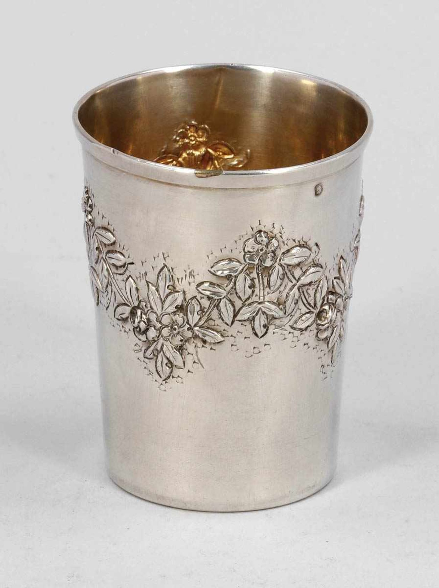 Becher Frankreich, um 1900. 950er Silber. Punzen: Minervakopf. H. 8,5 cm. Gew.: 60 g. Graviert.