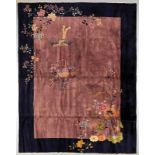 Teppich China, Anfang 20. Jahrhundert. Wolle. 343 x 270 cm. Auberginenfarbiges Mittelfeld umrandet