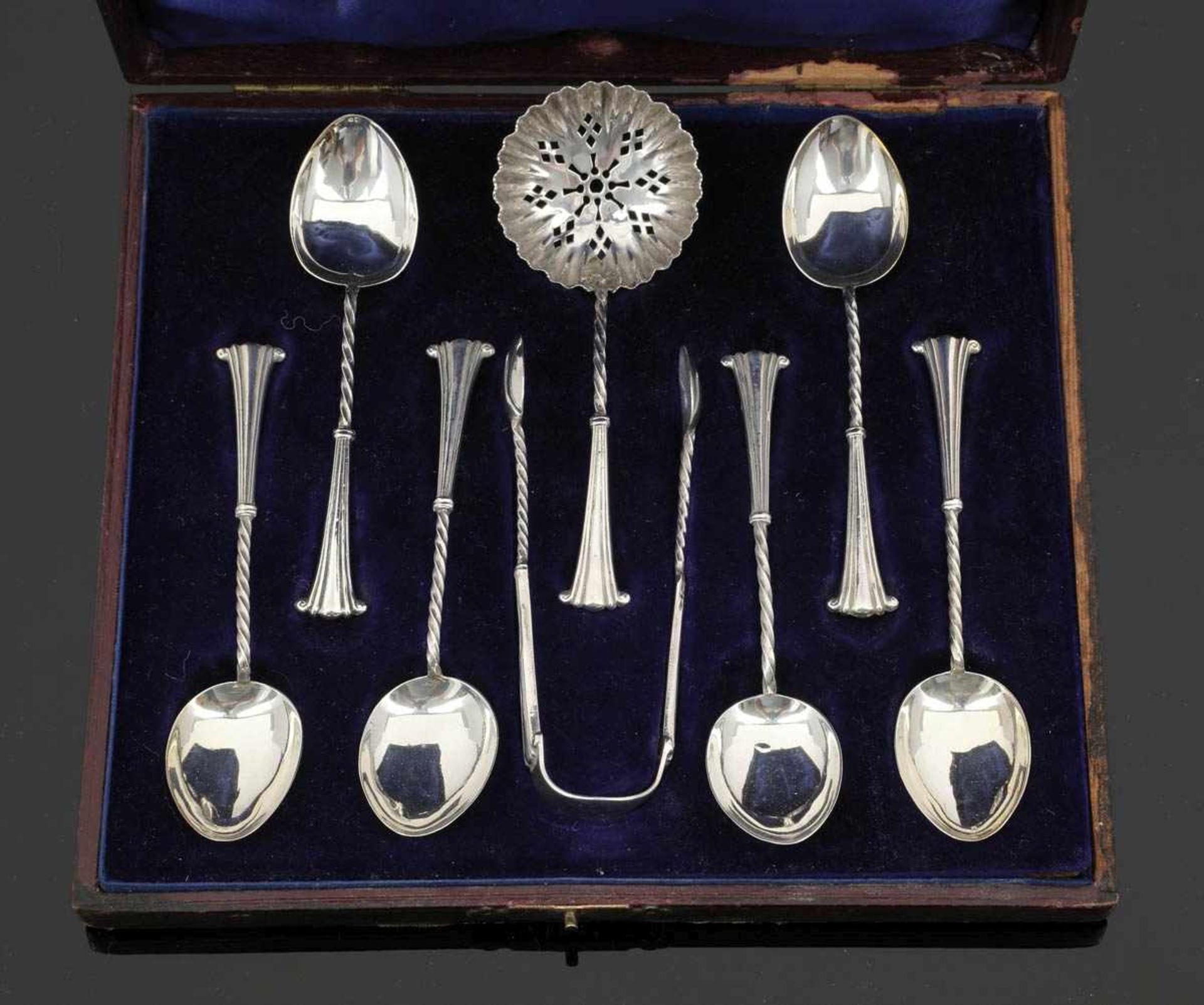 6 Teelöffel, 1 Zuckerzange und 1 Streulöffel Brimingham/England, um 1902/03. 925er Silber. Punzen: