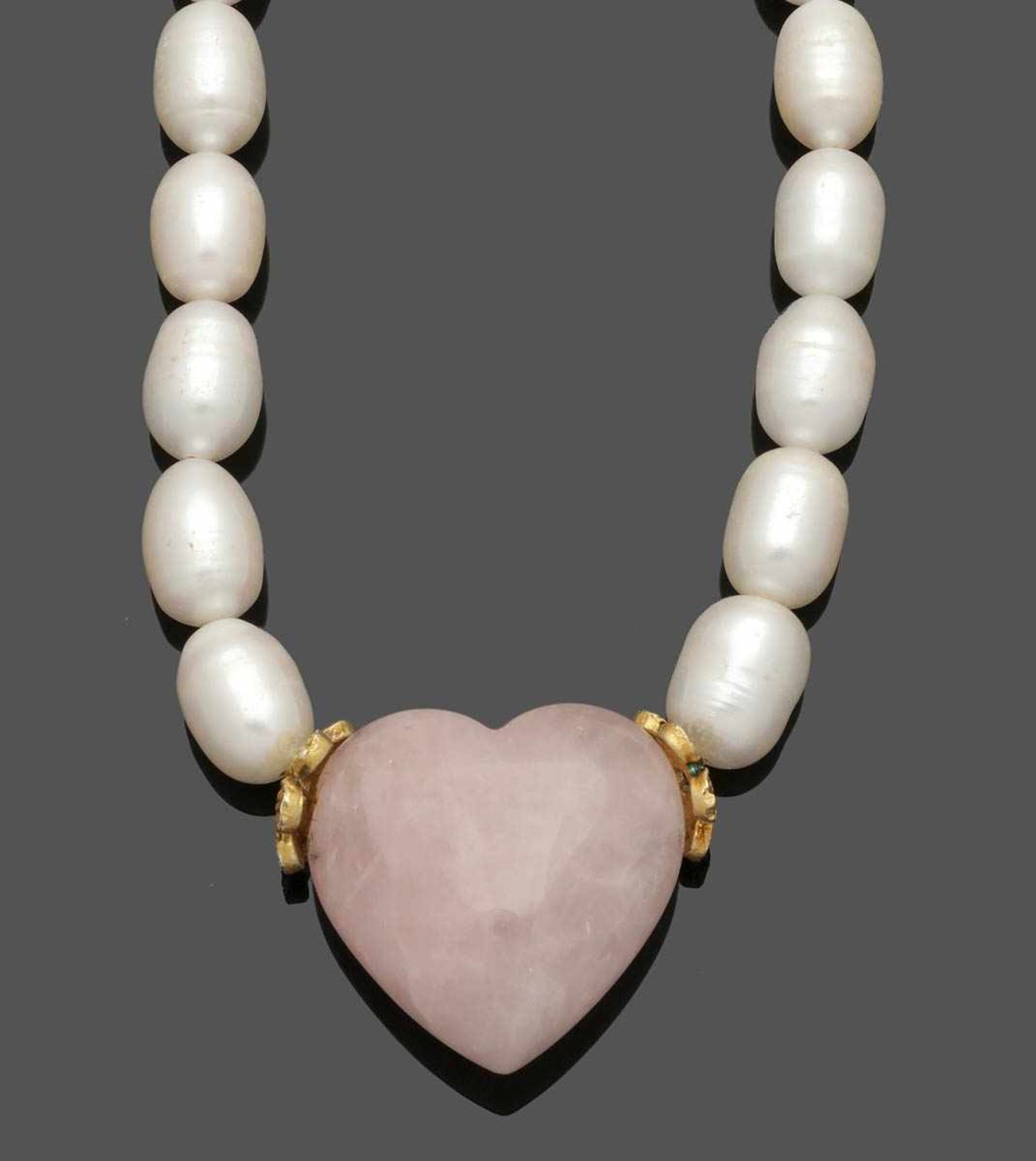 Perlencollier mit einem Herz aus Rosenquarz A pearl and rose quartz necklace Metall, vergoldet. 30