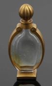 Flakon Cristalleries de Baccarat, Baccarat. Farbloses Glas, formgepresst, z. T. vergoldet. Unter dem