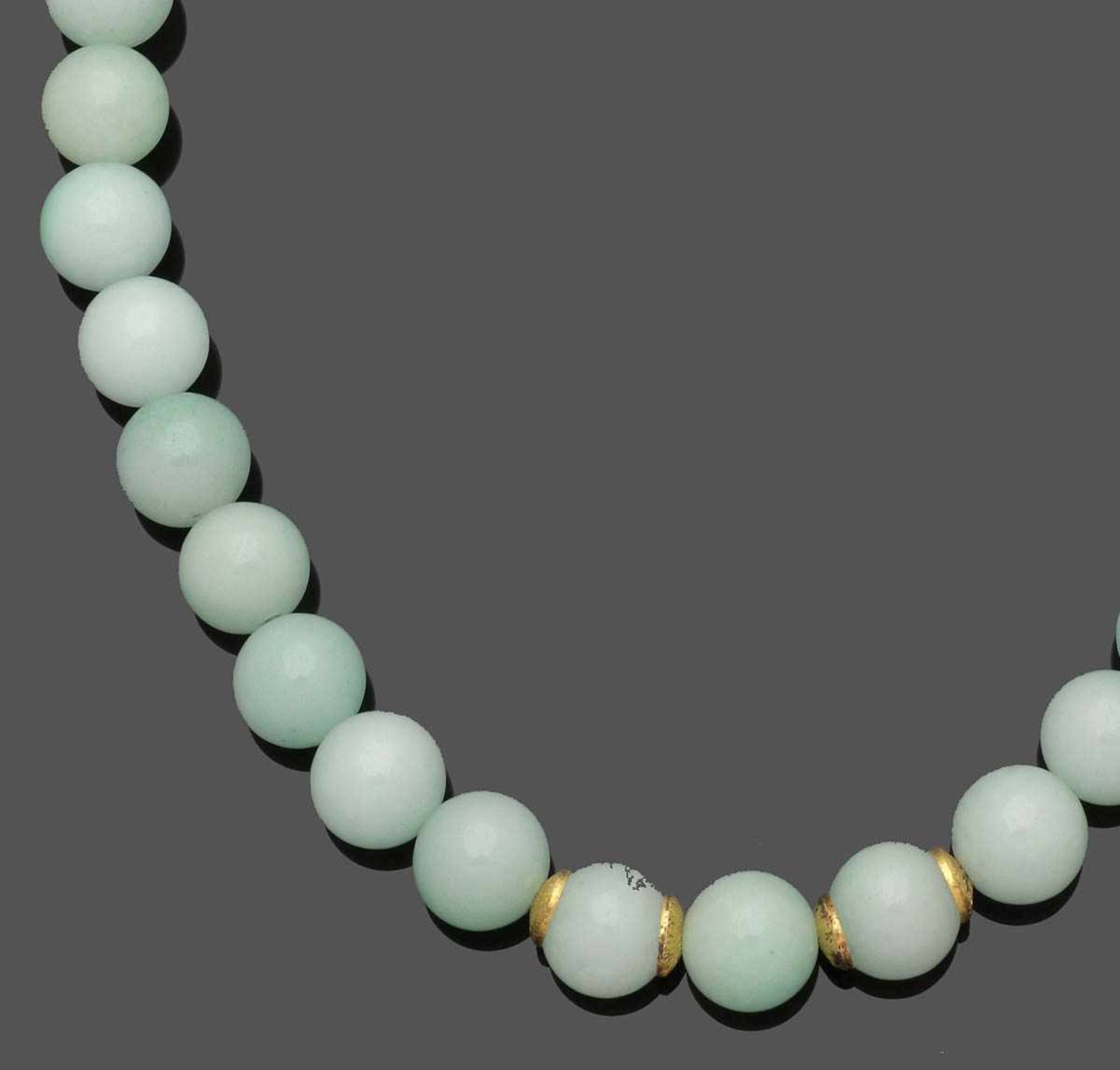 Dekoratives Jadeitcollier A jadeite-necklace 925er Silber, gestemp., vergoldet. 43 Jadeitkugeln (