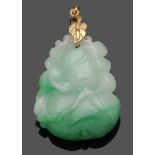 Großer Jadeitanhänger A large jadeite-pendant 585er GG, ungestemp. 1 Stück floral geschnittenes
