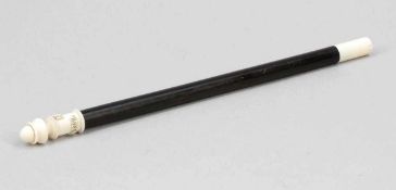 Taktstock Baton Um 1880. Holz, ebonisiert. Elfenbein. L. 28 cm. Im Elfenbein mit geschnitzter