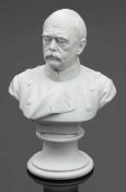Büste Otto von Bismarck Königliche Porzellan Manufaktur, Meissen um 1894. Biskuitporzellan. Im Stand