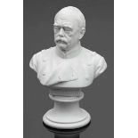 Büste Otto von Bismarck Königliche Porzellan Manufaktur, Meissen um 1894. Biskuitporzellan. Im Stand