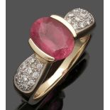 Damenring mit einem Turmalin A Lady's tourmaline ring 585er GG, gestemp. 1 pinkfarbener Turmalin