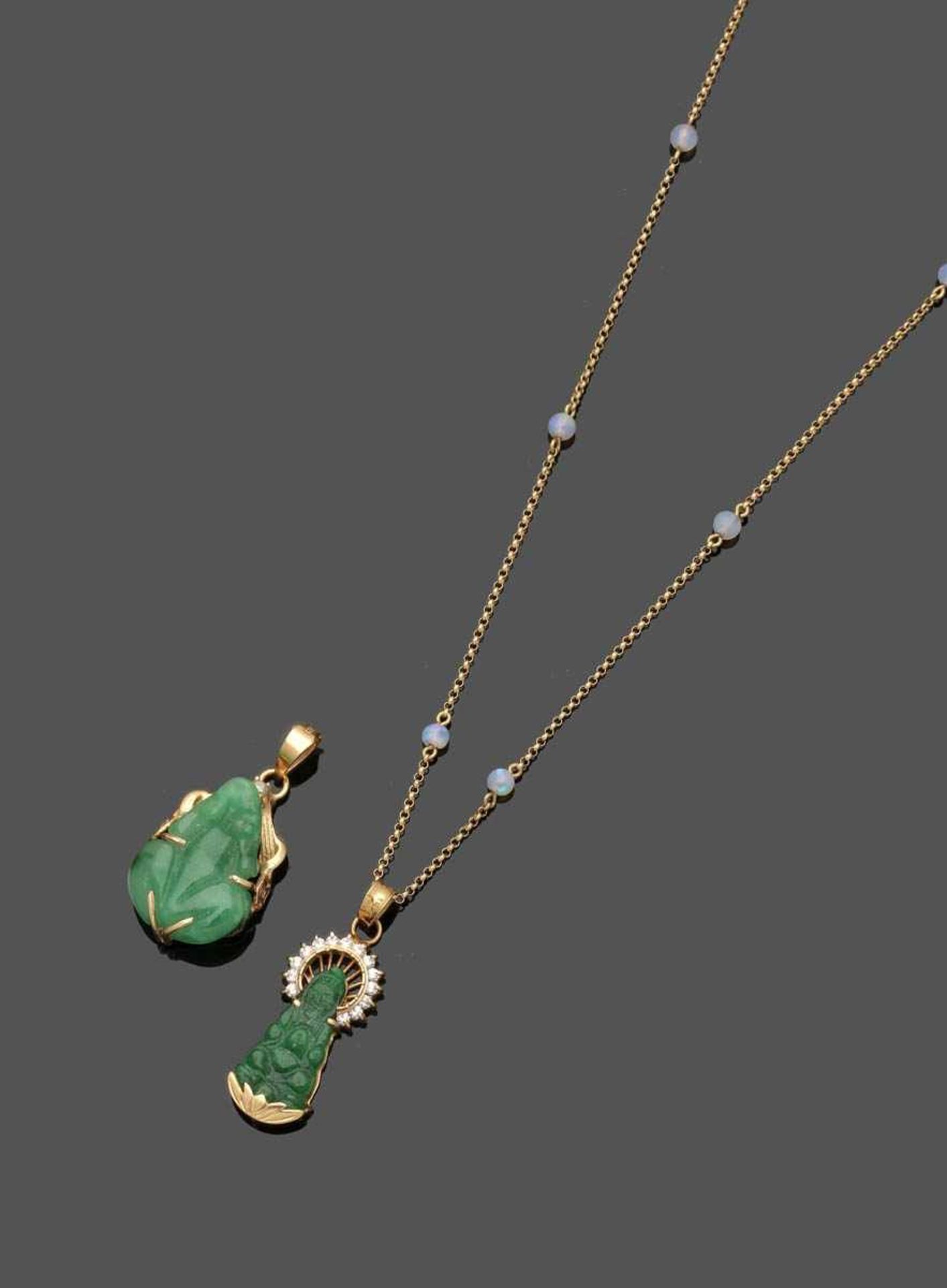 Zwei Jadeitanhänger "Göttin" und "Frosch" Two jadeite pendants, one necklace with opal 750er GG, - Bild 2 aus 2