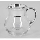 Wasserkrug / Water Jug Silber. Glas. H. 15 cm. Liter 0,75. Der Glaskorpus ist mit einer