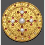 Brosche mit Sonnensymbol An Indian brooch with garnets and pearls Wohl Indien, um 1860. 750er GG,