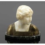 Künstler um 1900 - Büste einer Frau - Alabaster. Metall. Schwarzer Marmorsockel. H. o./m. Sockel: