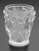Vase Bacchantes Lalique, Wingen-sur-Moder. Farbloses Glas, formgepresst, z. T. mattiert. Auf dem