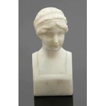 Künstler um 1900 - Büste einer jungen Frau - Alabaster. H. 15 cm. Rückseitig bez.: Conzen. Minim.