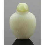 Snuffbottle China, 19. Jahrhundert. Jade. H. 5,5 cm. Gew. 111 g. - Zustand: Neuer Deckel