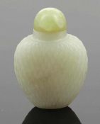 Snuffbottle China, 19. Jahrhundert. Jade. H. 5,5 cm. Gew. 111 g. - Zustand: Neuer Deckel