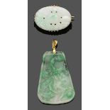 Ein Jadeitanhänger und eine Jadeitbrosche A jadeite-pendant and a jadeite brooch 585er GG,