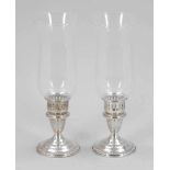 Paar Windlichter / Candle Sticks 925er Silber. Punzen: Herst.-Marke, Sterling. H. 27 cm. Gew.: 800 g